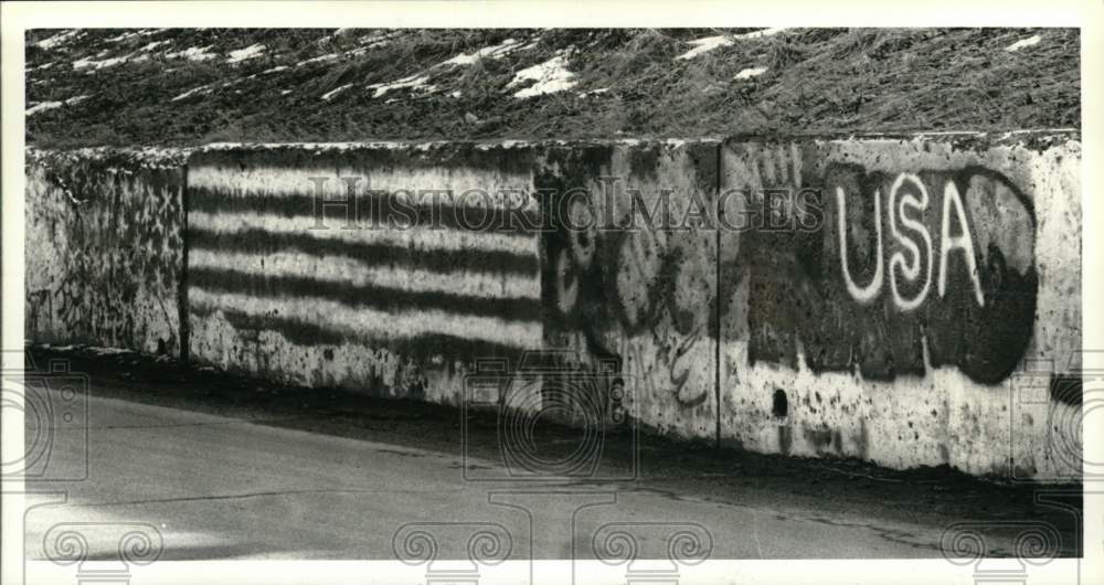 1991 Press Photo Graffiti supporting Gulf War troops in Mechanicville, New York - Historic Images