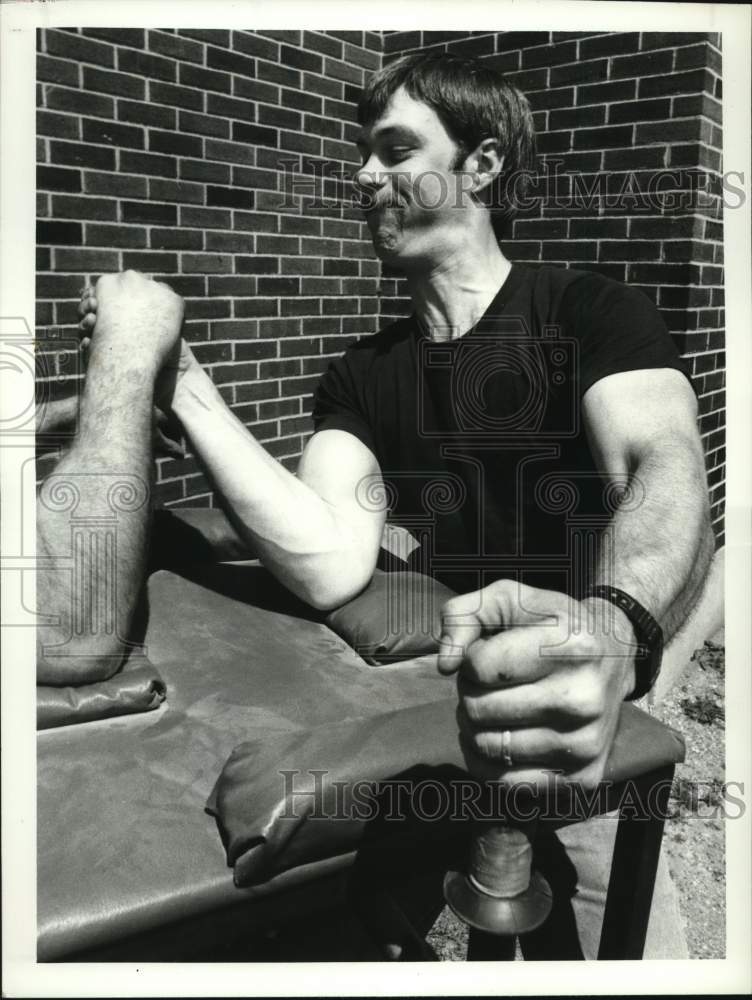 1988 Press Photo Lyle Niles arm wrestles at Greenwich High School, New York- Historic Images