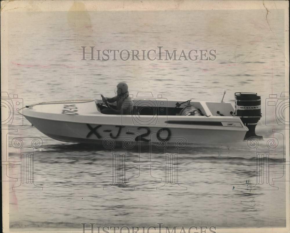 1966 Press Photo Bob Switzer at controls of boat during race in New York- Historic Images