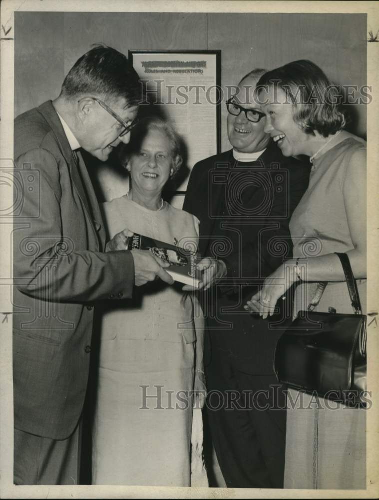 1967 Press Photo James A. Pike, Bishop of California, shows books to colleagues - Historic Images