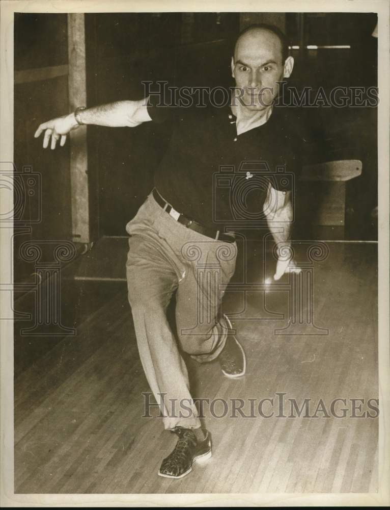 Press Photo Pete Rumo at bowling alley in New York - tua69111 - Historic Images