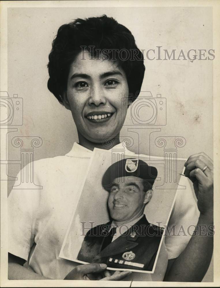 Press Photo Woman holds picture of Sergeant Harold Coon in New York - Historic Images