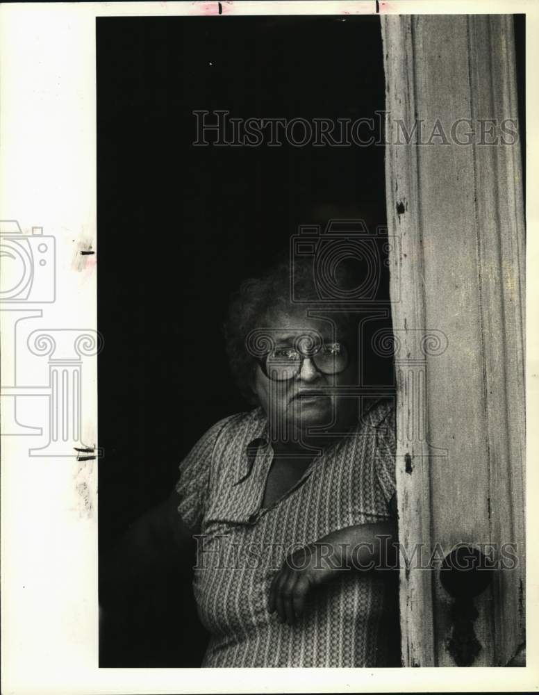 1988 Press Photo Doris Culver leans on door of her New York home - Historic Images