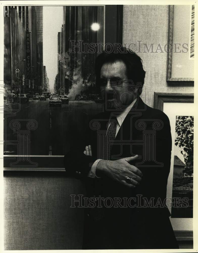 1982 Press Photo Joseph Correale Jr. exhibits painting in New York - Historic Images