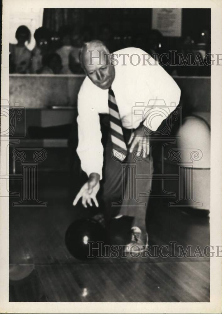 1970 Press Photo Albany, New York Mayor Erastus Corning bowling - tua69531 - Historic Images