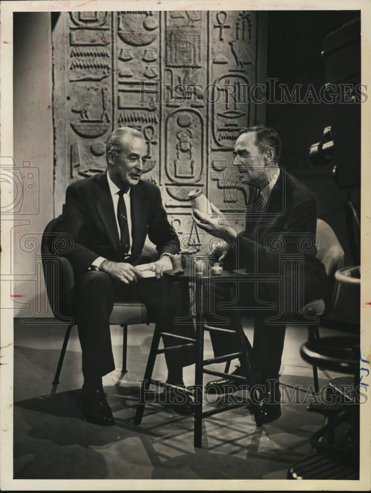 Press Photo Men discuss archaeological relics in New York - Historic Images