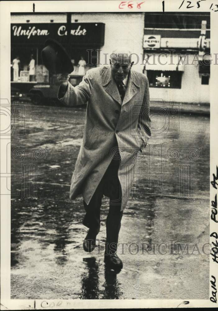 1977 Press Photo Albany, New York Mayor Erastus Corning walking in rain - Historic Images