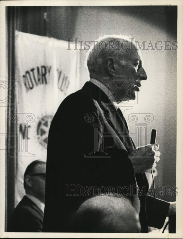 1974 Press Photo Albany, New York Mayor Erastus Corning speaks to Rotary Club - Historic Images