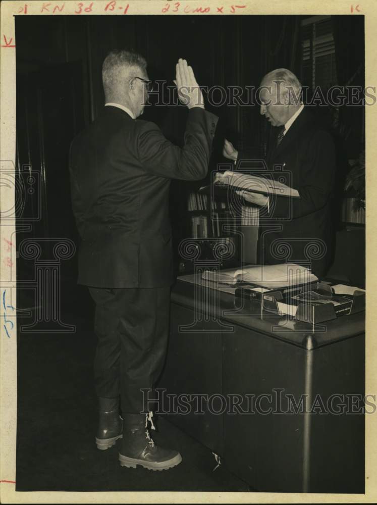 1970 Press Photo Albany, New York Mayor Erastus Corning swears in John W. Hacker - Historic Images