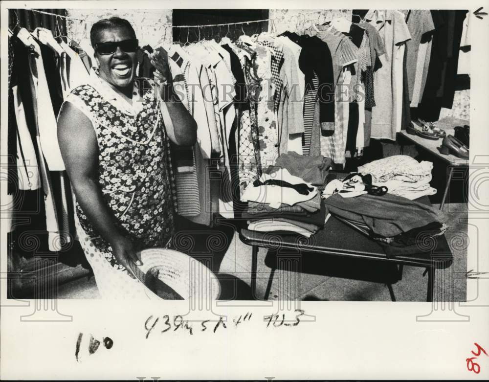 1980 Press Photo Everly Cromwell Selling clothing in Albany, New York - Historic Images