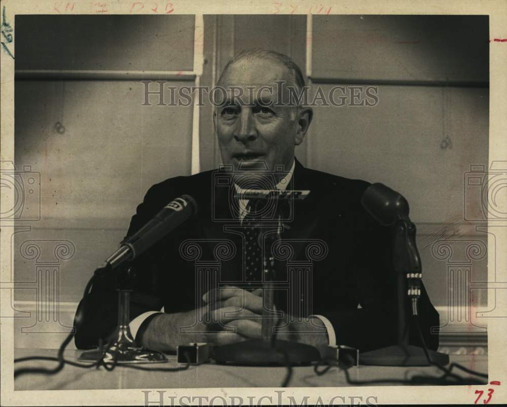 1969 Albany, New York Mayor Erastus Corning at press conference - Historic Images