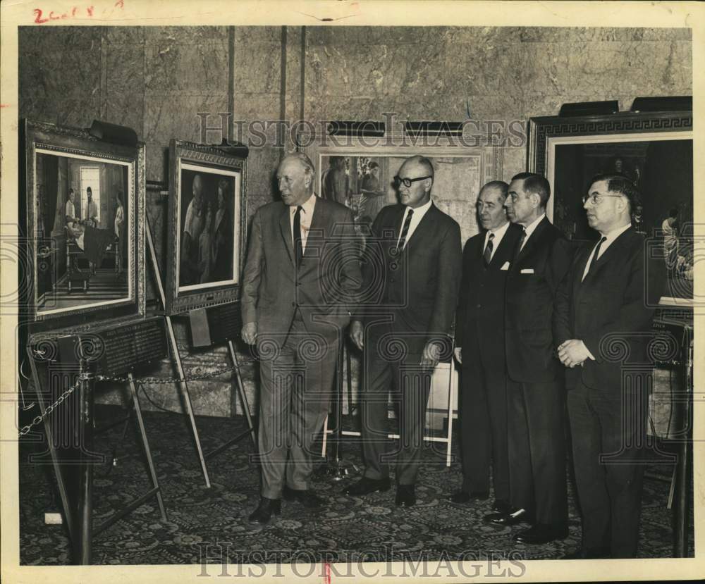 1969 Press Photo Officials admire paintings at exhibit in Albany, New York - Historic Images