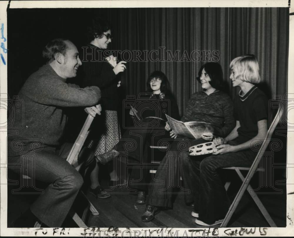 1973 Press Photo Directors discuss stage production with group in New York - Historic Images