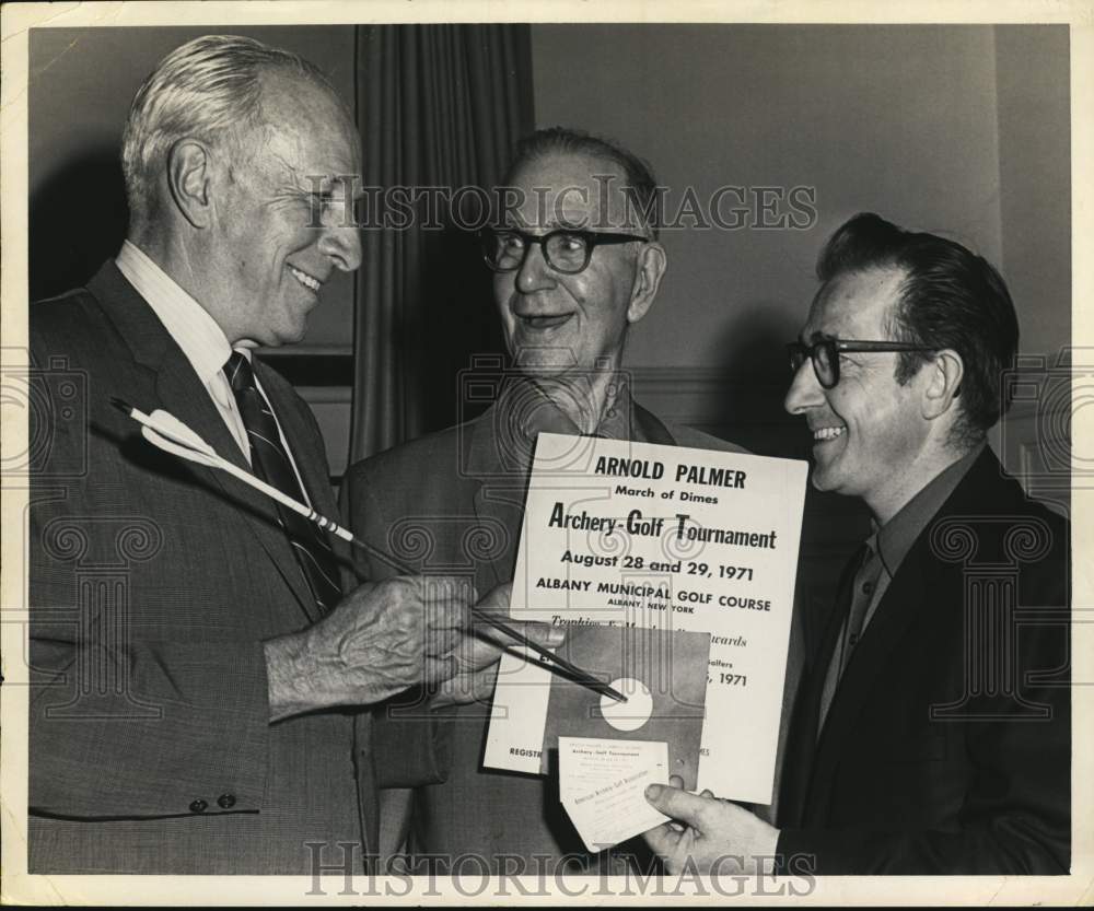1971 Press Photo Officials announce archery golf tournament in Albany, New York - Historic Images