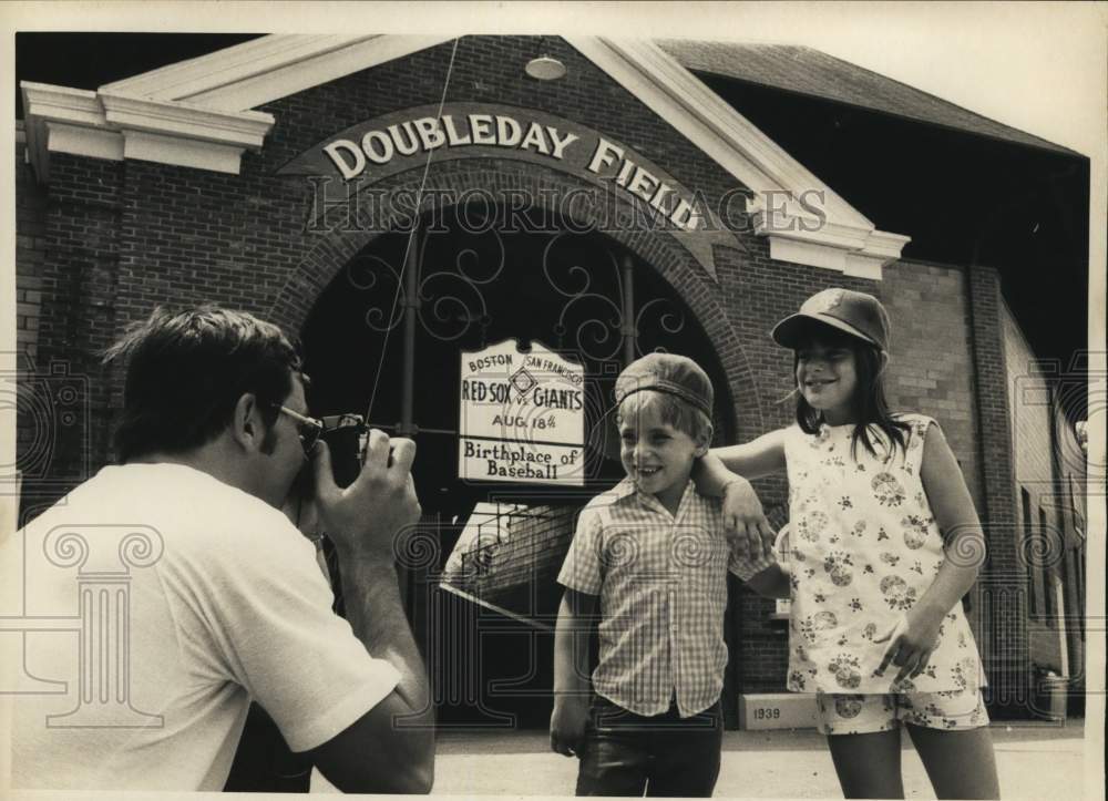 1975 Press Photo Father photographs children at Doubleday Field, Cooperstown, NY- Historic Images