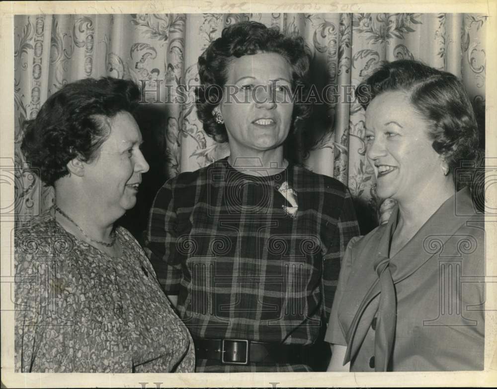 1964 Ada Clewell, Julie Slickko & Veronica Piniaha in New York-Historic Images