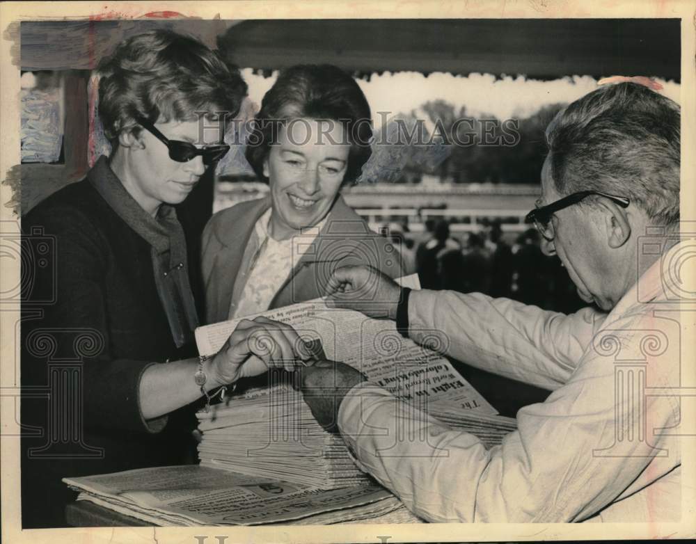 1964 Press Photo Ladies buy newspaper in clubhouse at Saratoga Raceway, New York - Historic Images