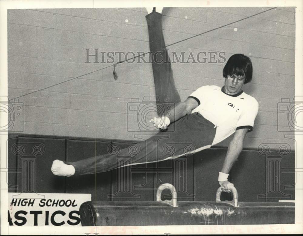 1975 Press Photo Tom Bick performs on side horse in Niskayuna, New York- Historic Images