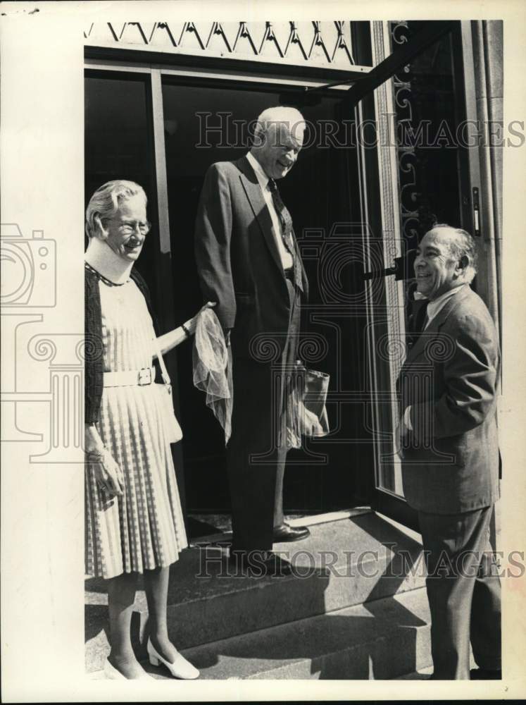 1976 Press Photo Mr. &amp; Mrs. Frank Wells McCabe with George Chelius in New York - Historic Images