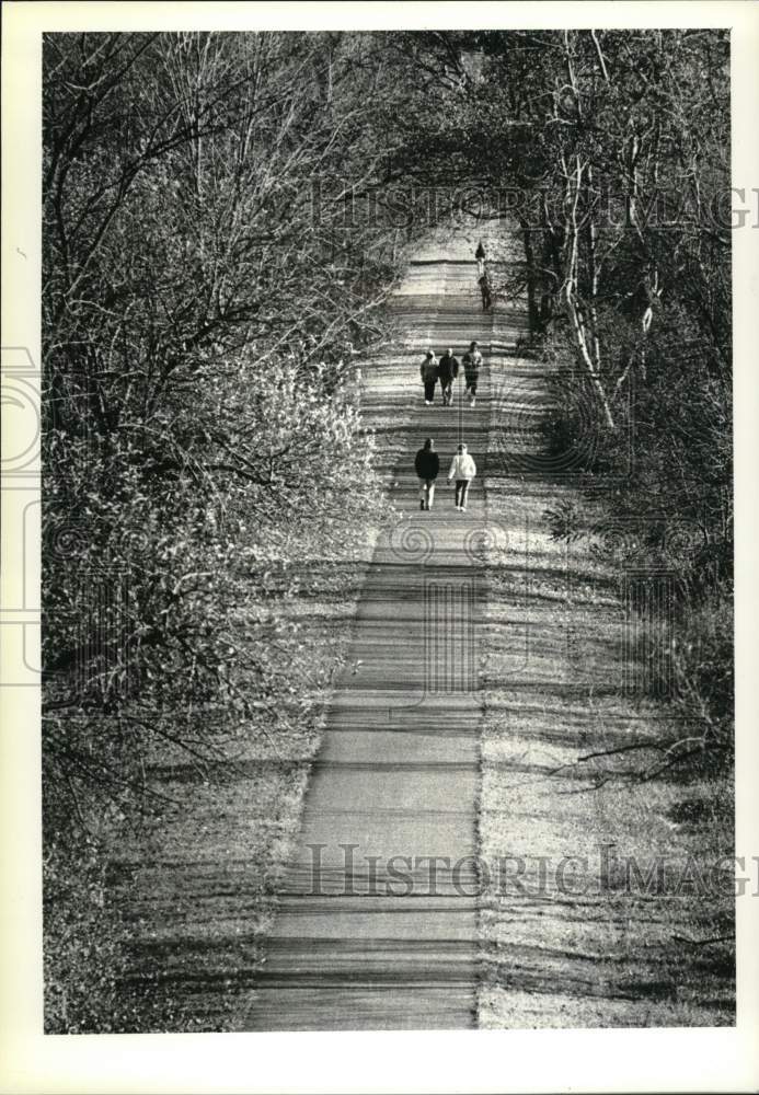 1989 Press Photo Walkers on trail along Mohawk River in Colonie, New York- Historic Images