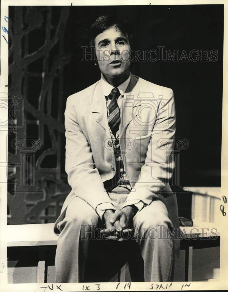 1972 Press Photo John Cunningham as Algernon in &quot;Nobody&#39;s Earnest&quot; in New York - Historic Images