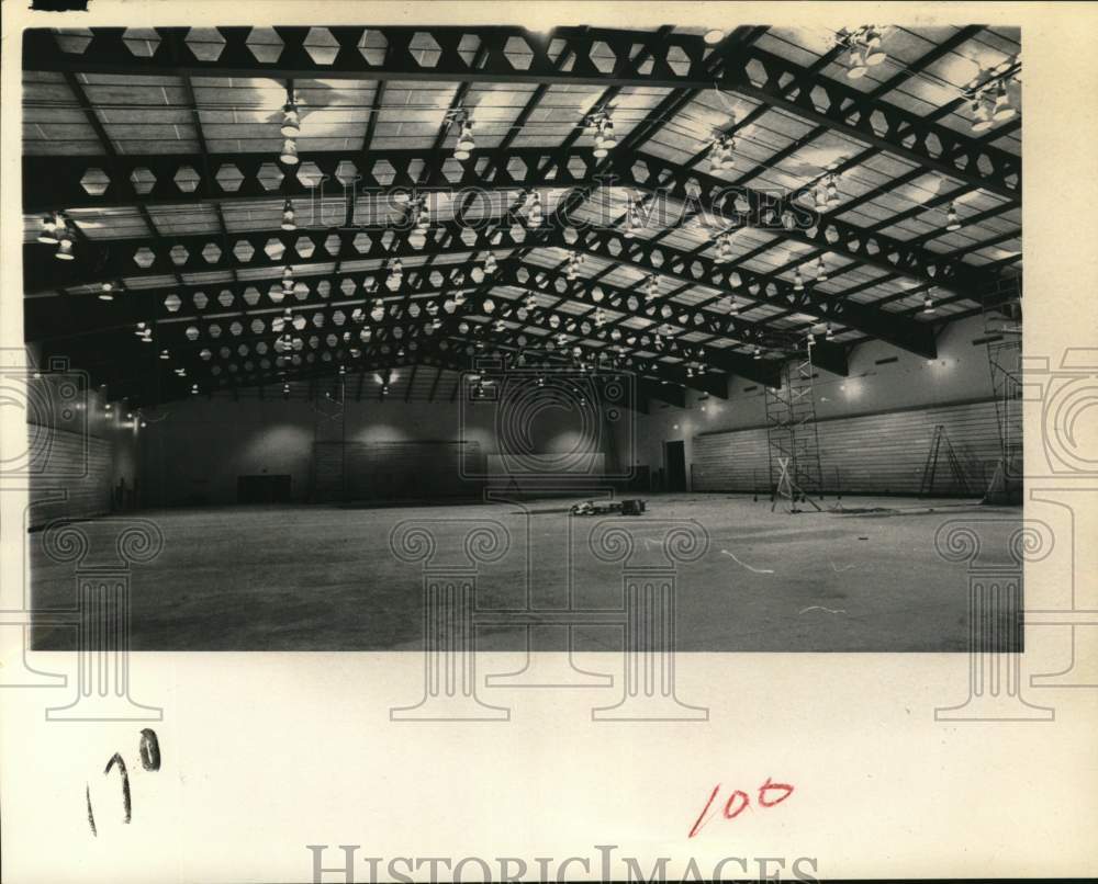 1974 Interior of new recreational facility, Siena College, New York - Historic Images