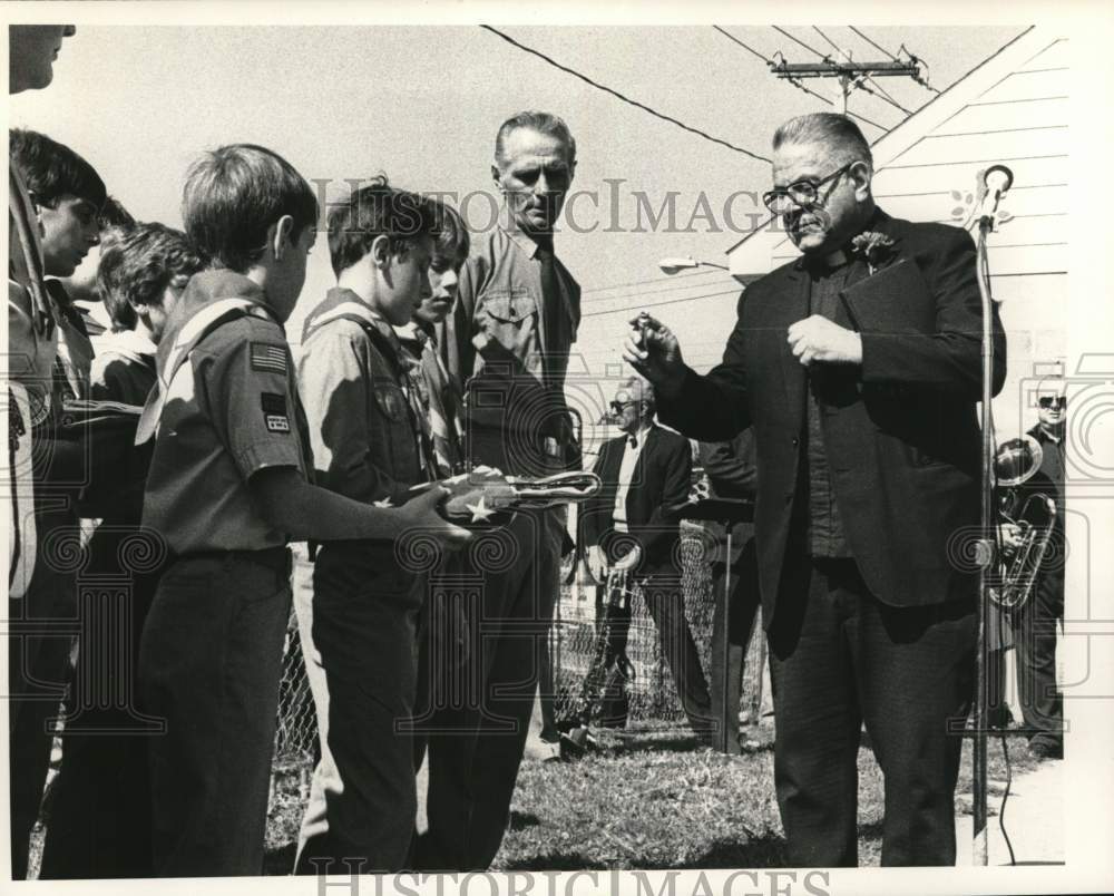 1981 Press Photo Reverend Anthony Sidoti blesses flags in Albany, New York - Historic Images