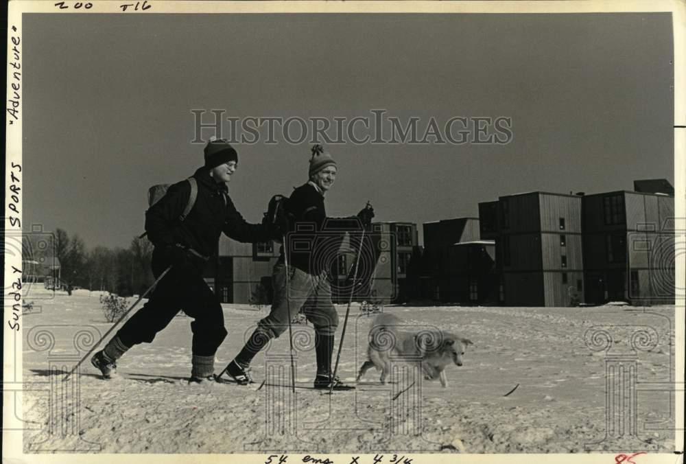 1978 Press Photo Dog trots next to Amherst, Massachusetts cross-country skiers- Historic Images