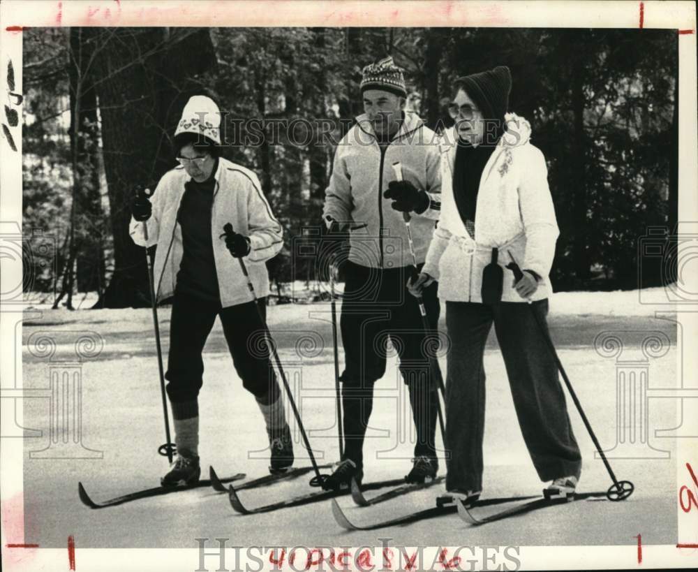 1981 Press Photo Trio cross-country skiing in Saratoga State Park, New York- Historic Images