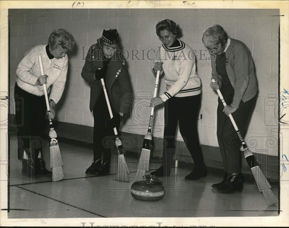 1963 Press Photo Curling team members pose at Albany Curling Club, New York- Historic Images