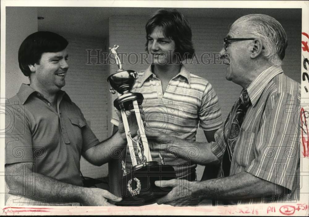 1979 Press Photo Winning golfer presented with trophy in New York - tua74647 - Historic Images