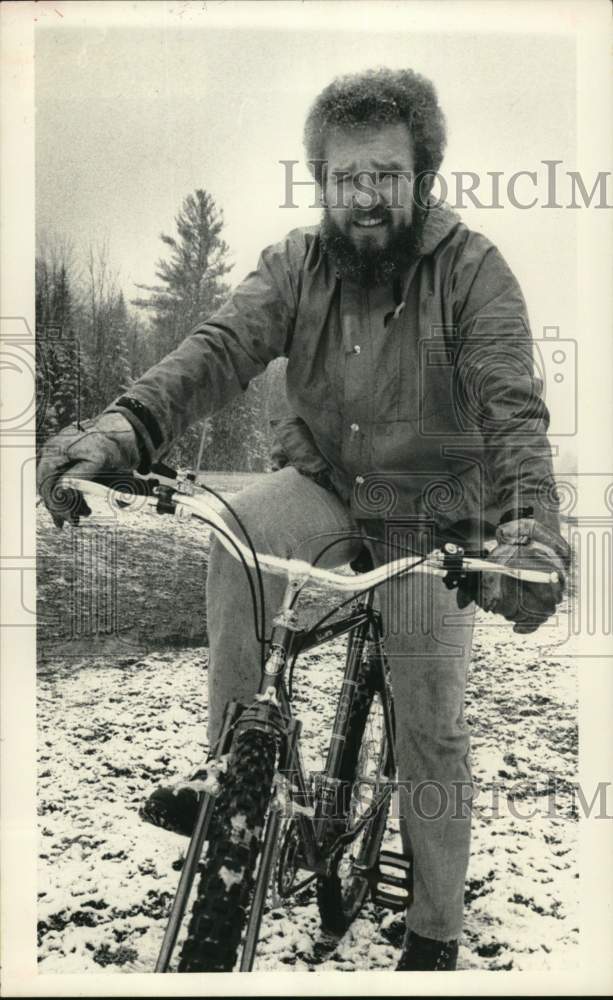 Press Photo Howard Potter on bicycle in New York - tua75295 - Historic Images