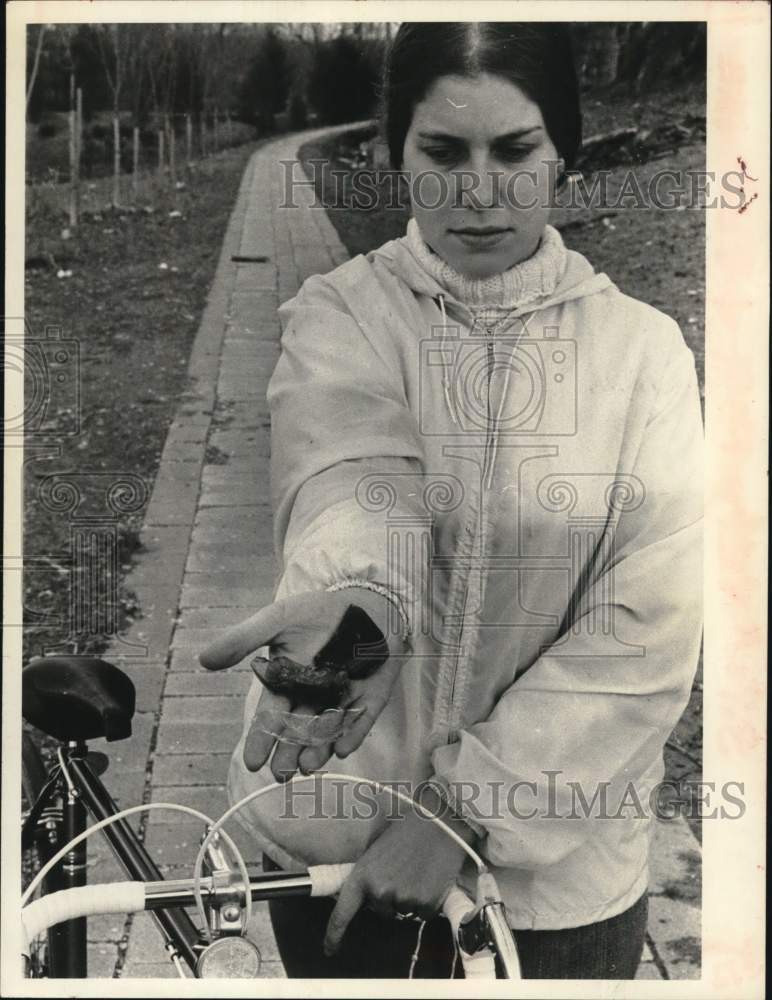 1978 Press Photo Bicyclist shows glass shards found on path in Cohoes, New York- Historic Images