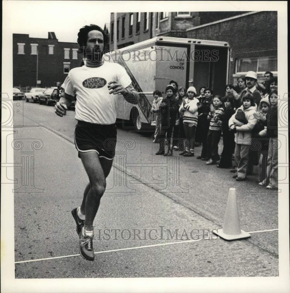 1979 Press Photo Bill Robinson wins Turkey Trot race in Cohoes, New York - Historic Images