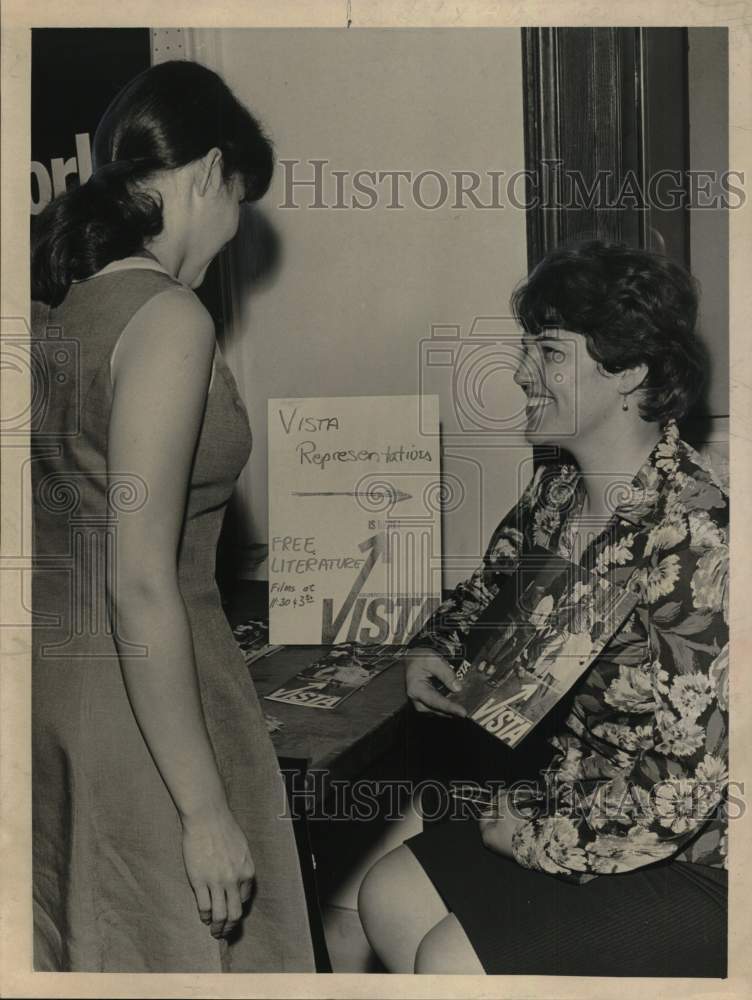 1967 Press Photo Vista recruiter Delores Cole at Albany, New York library- Historic Images