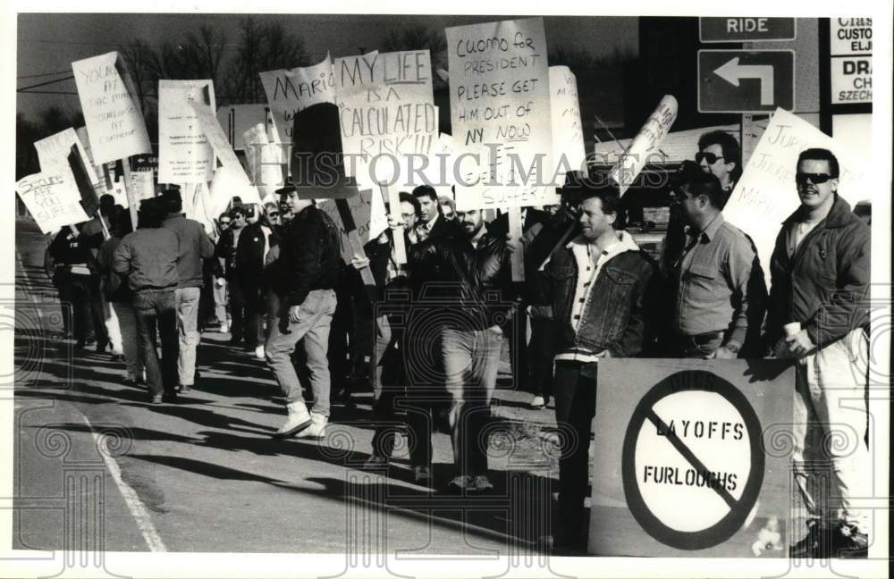 1990 Press Photo Prison guards picket during strike in Coxsackie, New York- Historic Images