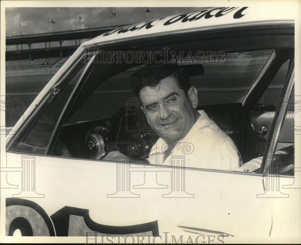 1965 Press Photo Buddy Baker in his hemi-powered Chrysler race car - tua76329 - Historic Images