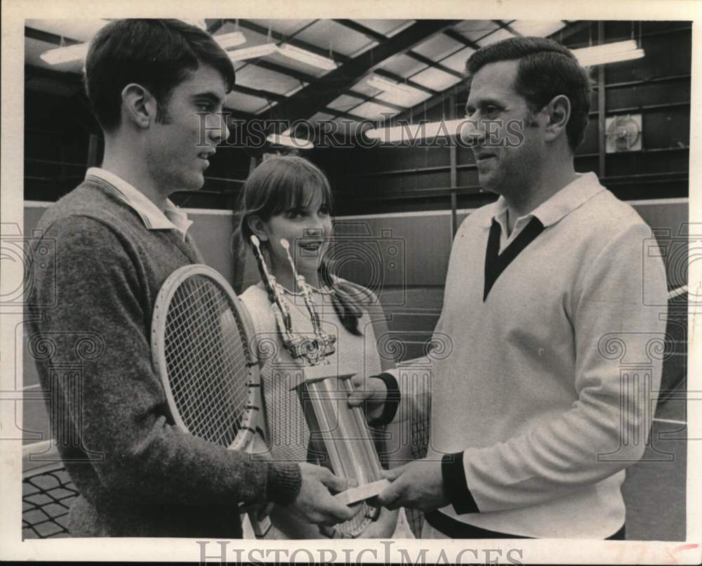 1971 Press Photo Trophy presentation at tennis tournament in New York - Historic Images