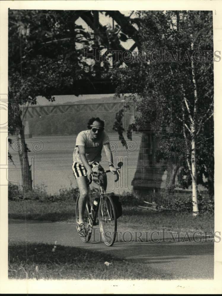 Press Photo Bicyclist riding on path in New York - tua77708 - Historic Images