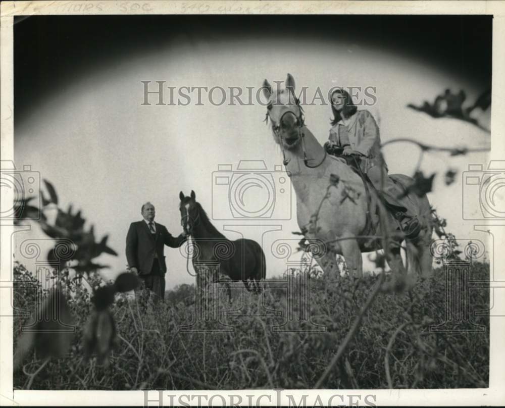 Press Photo Mr. Roland Huddleston with Ann on horse in New York - tua78237 - Historic Images