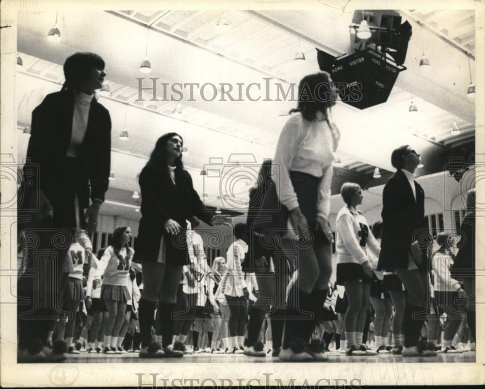 1972 Press Photo Cheerleading squad rehearsing in New York - tua78451- Historic Images