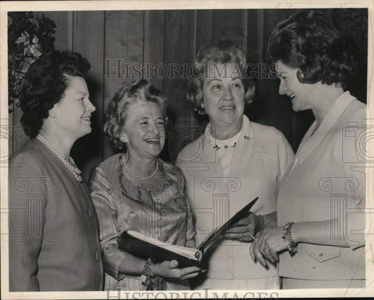 1965 Press Photo Ladies chat at women's golf luncheon in Albany, New York- Historic Images