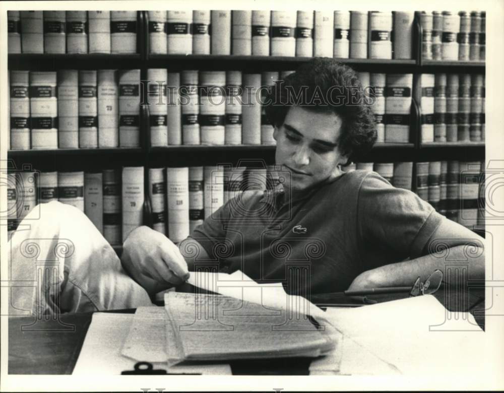 1979 Press Photo Larry Bloom reading notes in New York library - tua78731 - Historic Images