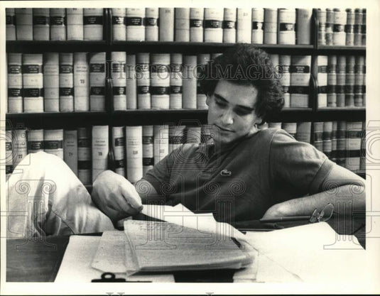 1979 Press Photo Larry Bloom reading notes in New York library - tua78731 - Historic Images