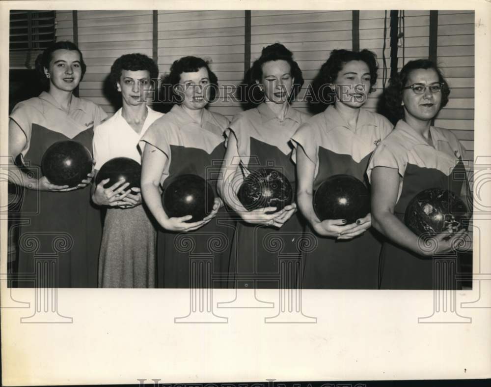 Press Photo Ladies bowling team members pose in New York - tua78788 - Historic Images