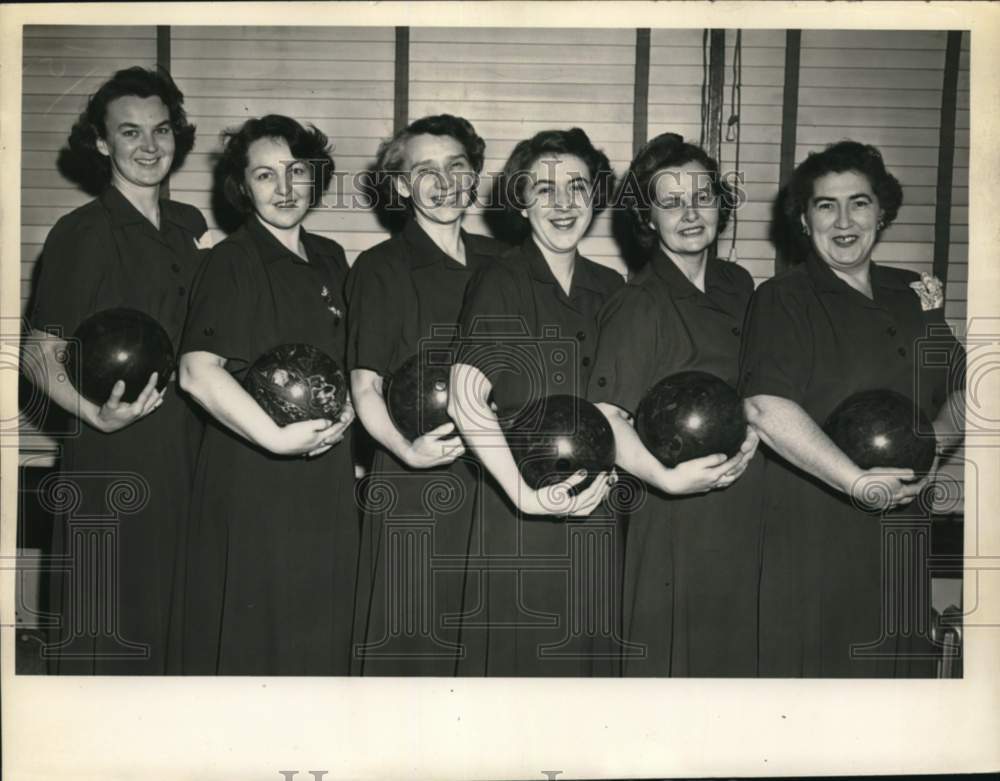 Press Photo Ladies bowling team members pose in New York - tua78789 - Historic Images