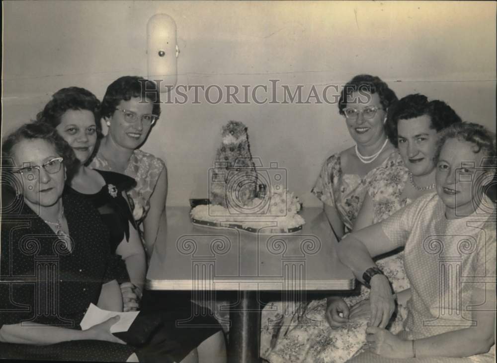 1960 Press Photo Women's bowling league officers hold meeting in New York - Historic Images