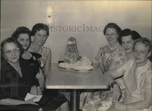 1960 Press Photo Women's bowling league officers hold meeting in New York - Historic Images