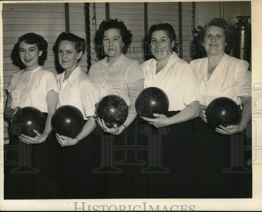 1951 Press Photo Paul&#39;s Drugs women&#39;s bowling team poses in Albany, New York- Historic Images
