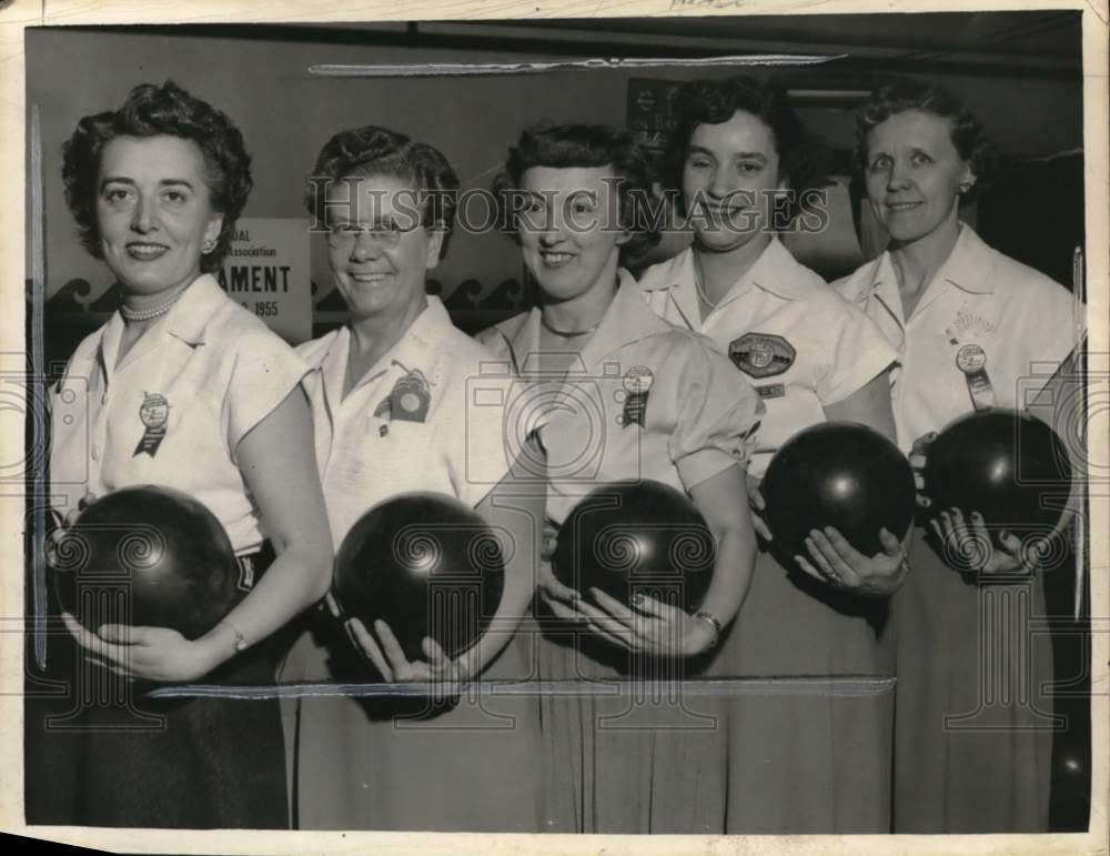 Press Photo Women&#39;s bowling team members pose in New York - tua78993 - Historic Images